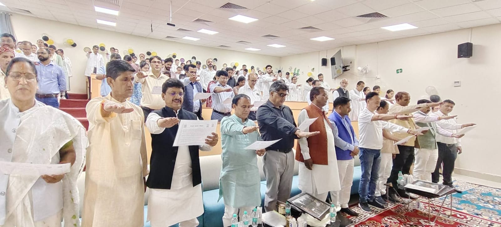 स्वास्थ्य मंत्री डा. रावत ने दिलाई, मेडिकल छात्रों को चरक शपथ।
