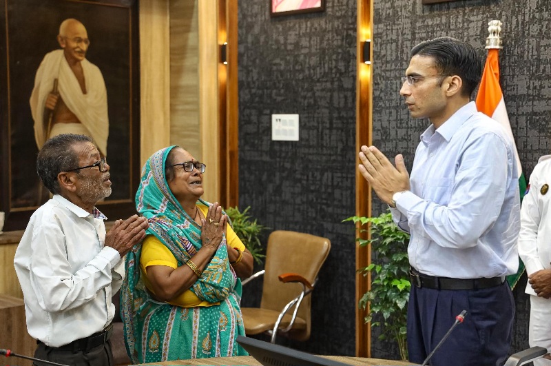 70 वर्षीय बुजुर्गों से अपने तीन नौनिहालों वाले, बेटे बहु को बेदखल न करने का डीएम ने किया आग्रह।