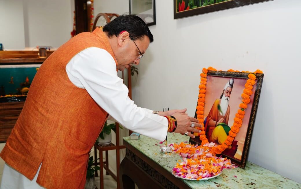 मुख्यमंत्री पुष्कर धामी ने महर्षि वाल्मीकि जयंती पर, उनके चित्र पर श्रद्धा सुमन अर्पित कर भावपूर्ण स्मरण किया।