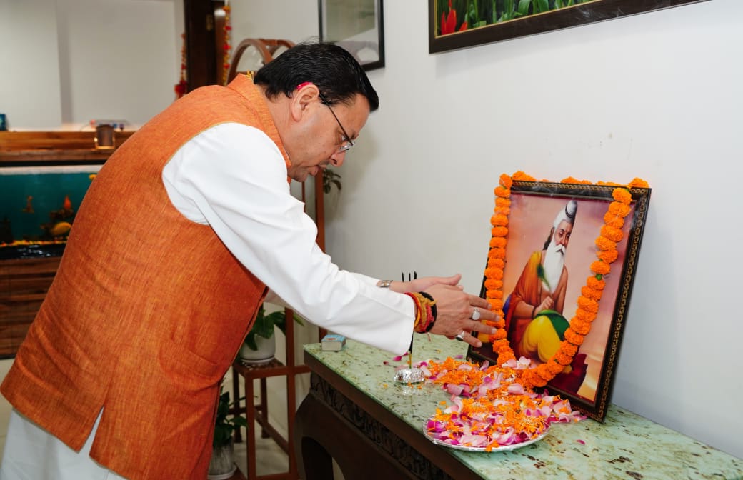 मुख्यमंत्री पुष्कर धामी ने महर्षि वाल्मीकि जयंती पर, उनके चित्र पर श्रद्धा सुमन अर्पित कर भावपूर्ण स्मरण किया।