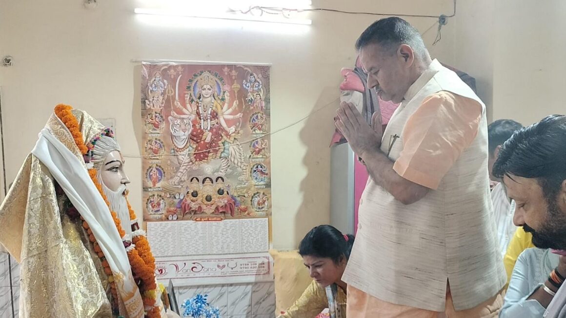 महर्षि वाल्मीकि की मूर्ति पर किया माल्यार्पण, कैबिनेट मंत्री गणेश जोशी।