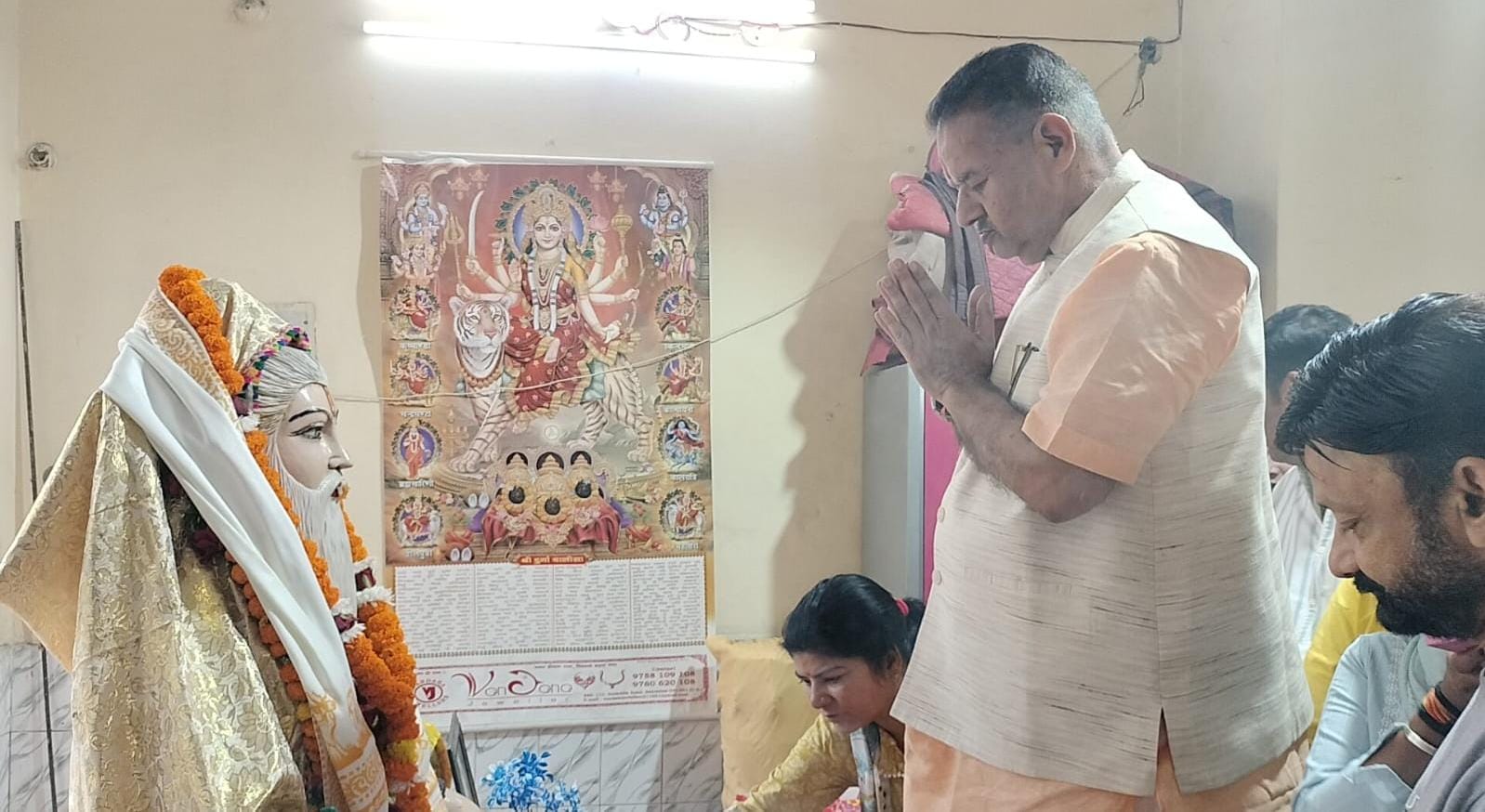 महर्षि वाल्मीकि की मूर्ति पर किया माल्यार्पण, कैबिनेट मंत्री गणेश जोशी।