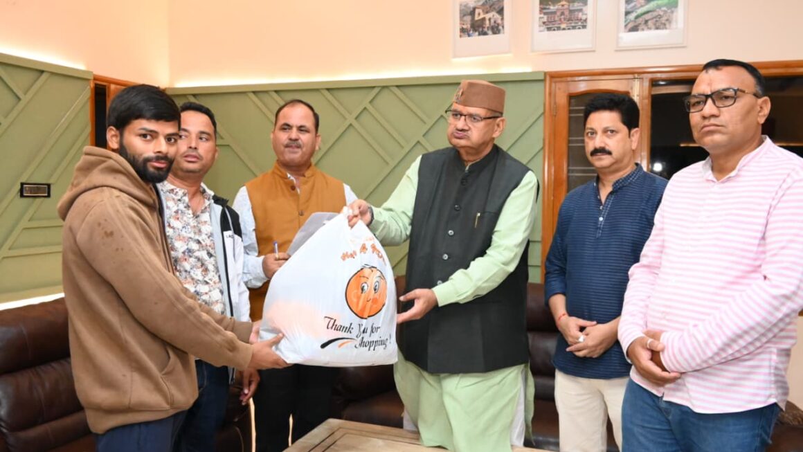 कैबिनेट मंत्री गणेश जोशी ने, सहस्त्रधारा में आपदा प्रभावितों से मुलाकात कर, राहत किट की वितरित।