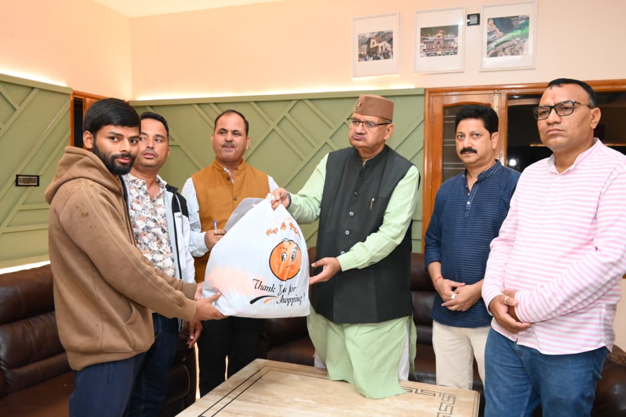 कैबिनेट मंत्री गणेश जोशी ने, सहस्त्रधारा में आपदा प्रभावितों से मुलाकात कर, राहत किट की वितरित।