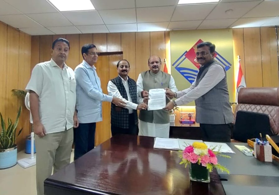 कांग्रेसजनों के प्रतिनिधिमंडल ने, आईटी पार्क की जमीन आवंटन विवाद को लेकर मुख्य सचिव को सौंपा ज्ञापन, लालचंद शर्मा।