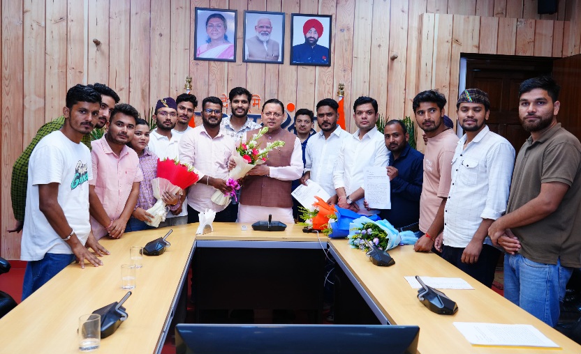 सीएम धामी से उत्तराखंड बेरोजगार संघ प्रतिनिधियों ने की भेंट, परीक्षा रद्द होने पर संघ ने सीएम का जताया आभार।