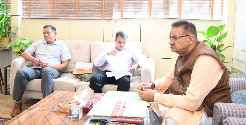 लोक निर्माण विभाग के अधिकारियों के साथ, क्षेत्र की सड़कों से सम्बंधित विकास कार्यो की समीक्षा की, कैबिनेट मंत्री गणेश जोशी।