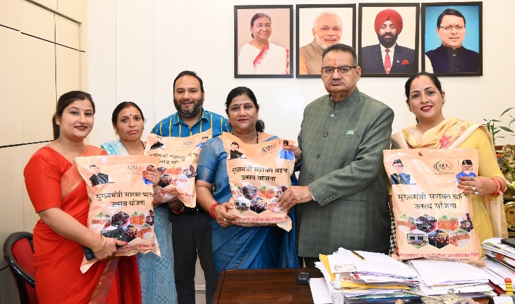 ग्राम्य विकास मंत्री गणेश जोशी से, दिव्य ज्योति स्वयं सहायता समूह की बहिनों ने की भेंट।