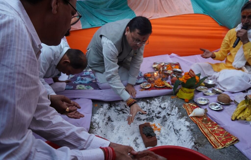 मुख्यमंत्री पुष्कर धामी ने अमोड़ी में, ₹1.60 करोड़ की लागत से, “वे साइड एमिनिटी” का किया भूमि पूजन व शिलान्यास।