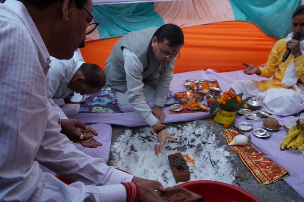 मुख्यमंत्री पुष्कर धामी ने अमोड़ी में, ₹1.60 करोड़ की लागत से, “वे साइड एमिनिटी” का किया भूमि पूजन व शिलान्यास।