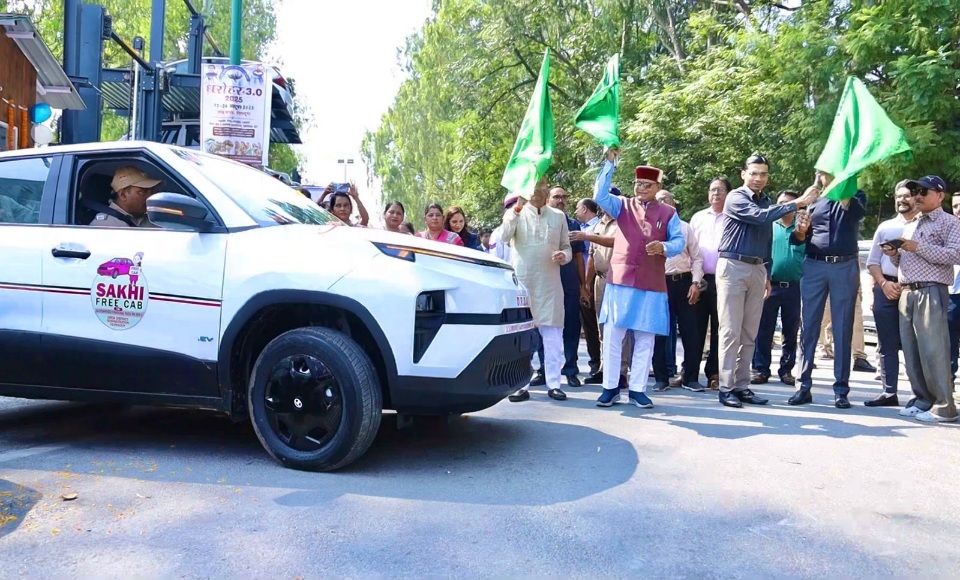 विधायक खजानदास और नगर निगम महापौर ने, सखी सटल सेवा के 02 नए ईवी वाहन को, हरी झण्डी दिखाकर किया रवाना।