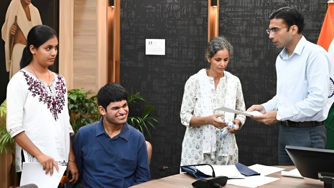 दुखयारी विधवा शोभा को आईसीआईसीआई बैंक ने लौटाए घर के कागजात, परिवार सहित धन्यवाद देने  कलेक्ट्रेट पहुंची शोभा।