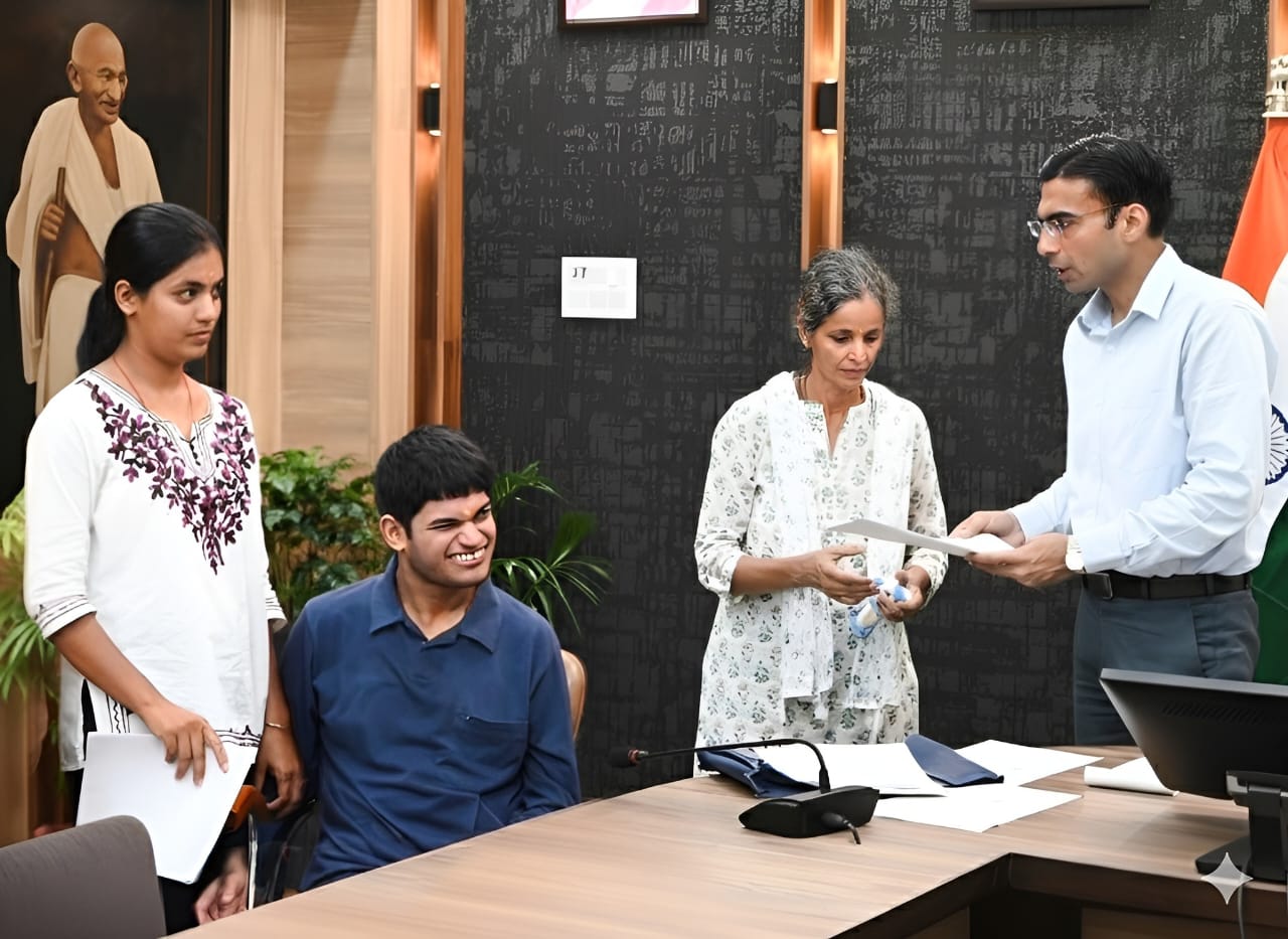 दुखयारी विधवा शोभा को आईसीआईसीआई बैंक ने लौटाए घर के कागजात, परिवार सहित धन्यवाद देने  कलेक्ट्रेट पहुंची शोभा।