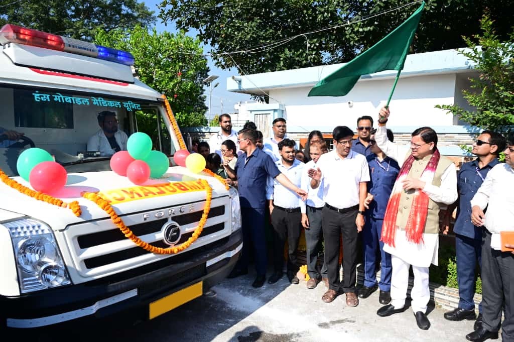 मुख्यमंत्री पुष्कर सिंह धामी ने, 09 मोबाइल मेडिकल यूनिट (एम्बुलेंस) को हरी झंडी दिखाकर किया रवाना।