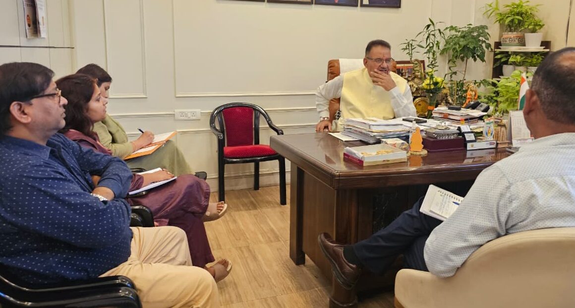 मंत्री गणेश जोशी ने 7 नवम्बर को हल्द्वानी में, “उत्तराखंड की शान, वीर जवान, समृद्ध नारी, सशक्त किसान” की थीम आधारित, राज्य स्तरीय कार्यक्रम की बैठक की।