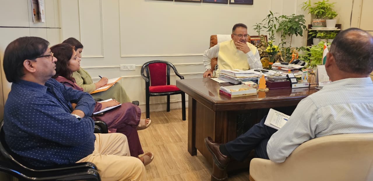 मंत्री गणेश जोशी ने 7 नवम्बर को हल्द्वानी में, “उत्तराखंड की शान, वीर जवान, समृद्ध नारी, सशक्त किसान” की थीम आधारित, राज्य स्तरीय कार्यक्रम की बैठक की।