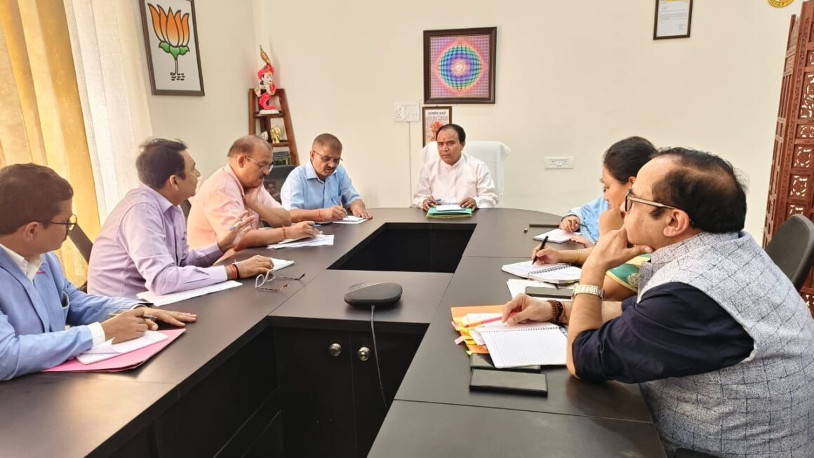 जनपदों से निःशुल्क पाठ्य पुस्तक वितरण संबंधी रिपोर्ट, एक सप्ताह में उपलब्ध कराने के दिए निर्देश, डॉ.धन सिंह रावत।