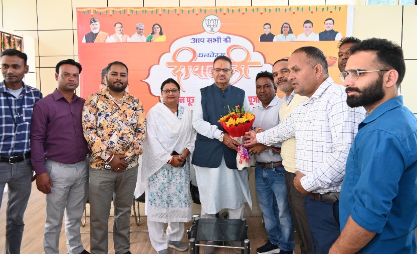 कैबिनेट मंत्री गणेश जोशी से, ओएनजीसी संविदा कर्मचारी संघ के प्रतिनिधिमंडल ने की भेंट।