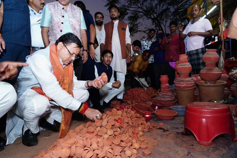 मुख्यमंत्री पुष्कर सिंह धामी ने, चकराता रोड स्थित स्थानीय दुकानों से की दीपावली की खरीदारी, स्वदेशी उत्पादों को बढ़ावा देने का दिया संदेश।