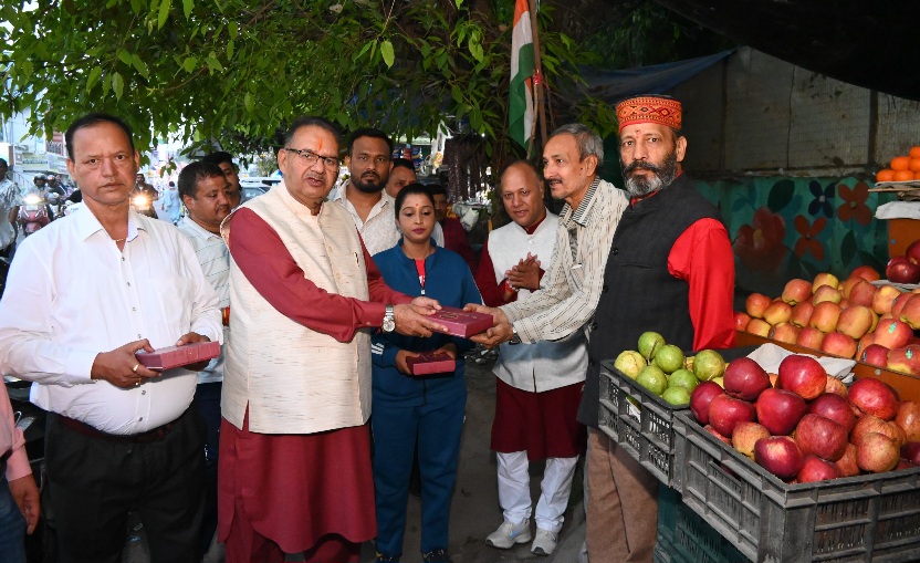 हाथीबड़कला बाजार में दुकानदारों से, मुलाकात कर उन्हें दीपावली की दी बधाई, कैबिनेट मंत्री गणेश जोशी।