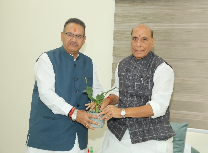 रक्षा मंत्री राजनाथ सिंह से मिले, सैनिक कल्याण मंत्री गणेश जोशी।