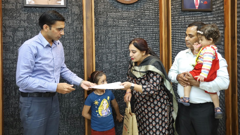 नन्ही बेटियों संग “डीएम को धन्यवाद” देने कलेक्टेट पंहुची शिक्षिका कनिका, मिला समाधान; वेतन; प्रमाण पत्र।