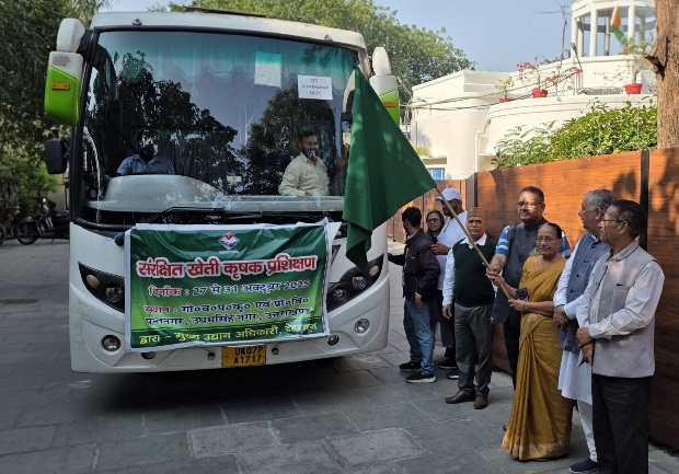 कृषि मंत्री गणेश जोशी ने, जीबी पंत कृषि विश्वविद्यालय पंतनगर में, पांच दिवसीय संरक्षित खेती पर प्रशिक्षण हेतु, बस को हरी झंडी दिखाकर किया रवाना।