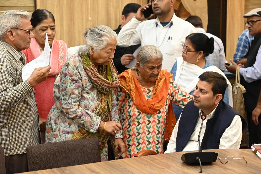 डीएम सविन बंसल के निर्देश, जनता की सुनवाई, जनता के हित में, एडीएम ने सुनी हर आवाज।