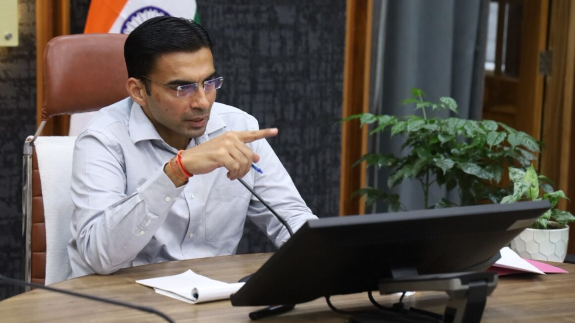 तैस में आकर लहराया शस्त्र, डीएम ने शस्त्र जब्त कर लाइसेंस किया निलम्बित, कहा कानून से खिलवाड़ जिले में मंजूर नहीं।