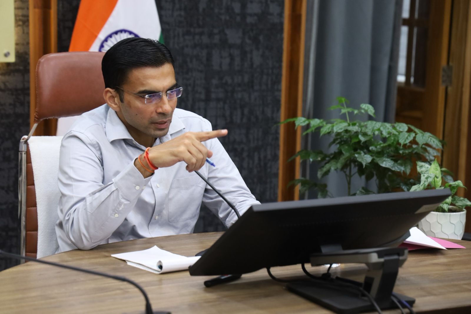 तैस में आकर लहराया शस्त्र, डीएम ने शस्त्र जब्त कर लाइसेंस किया निलम्बित, कहा कानून से खिलवाड़ जिले में मंजूर नहीं।