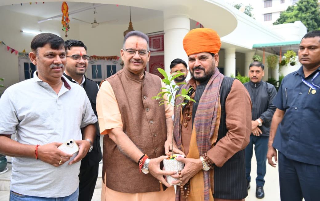 कैबिनेट मंत्री गणेश जोशी ने, अपने आवास पर पूर्व सांसद बृजभूषण शरण सिंह का किया स्वागत।