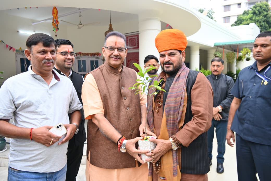 कैबिनेट मंत्री गणेश जोशी ने, अपने आवास पर पूर्व सांसद बृजभूषण शरण सिंह का किया स्वागत।