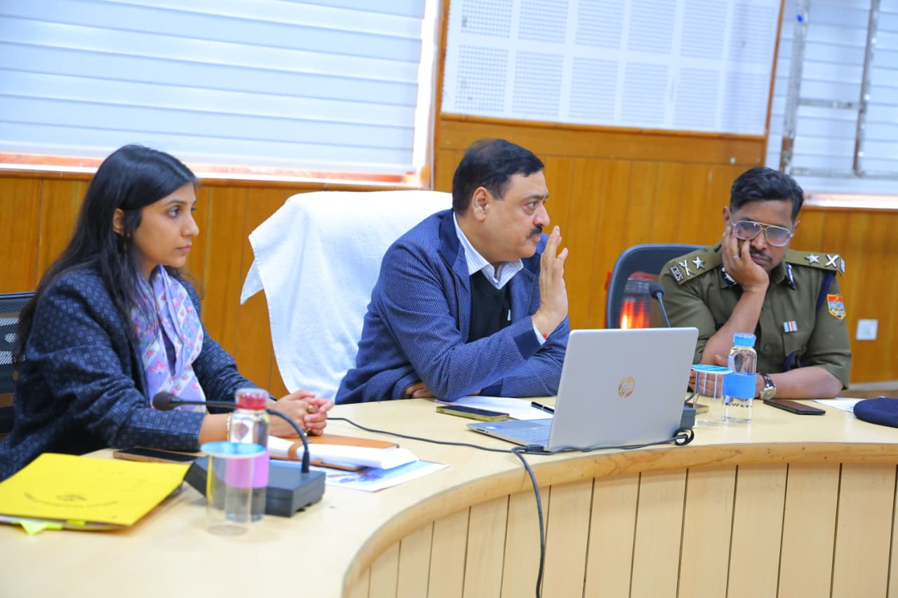 आयुक्त ने आपदा कार्यों की समीक्षा की, प्रशासन द्वारा त्वरित राहत एवं पुनर्निर्माण कार्यों पर जताया संतोष।