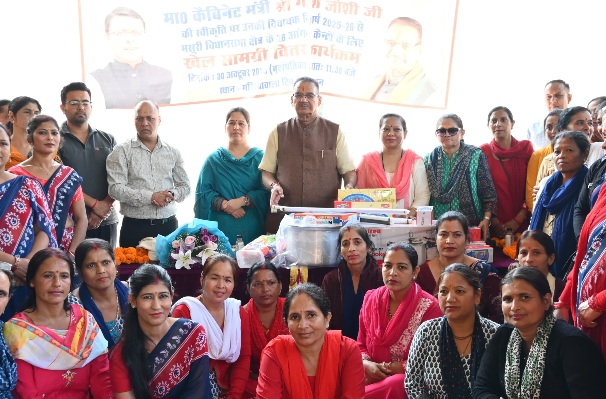 कैबिनेट मंत्री गणेश जोशी ने मसूरी विधानसभा क्षेत्र के, आंगनबाड़ियों को पठन-पाठन एवं खेल साग्रामी का किया वितरण।