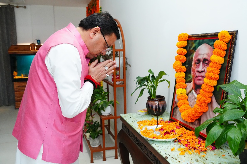 मुख्यमंत्री धामी ने सरदार बल्लभ भाई पटेल की जयन्ती पर,  उनके चित्र पर श्रद्धांजलि अर्पित की।