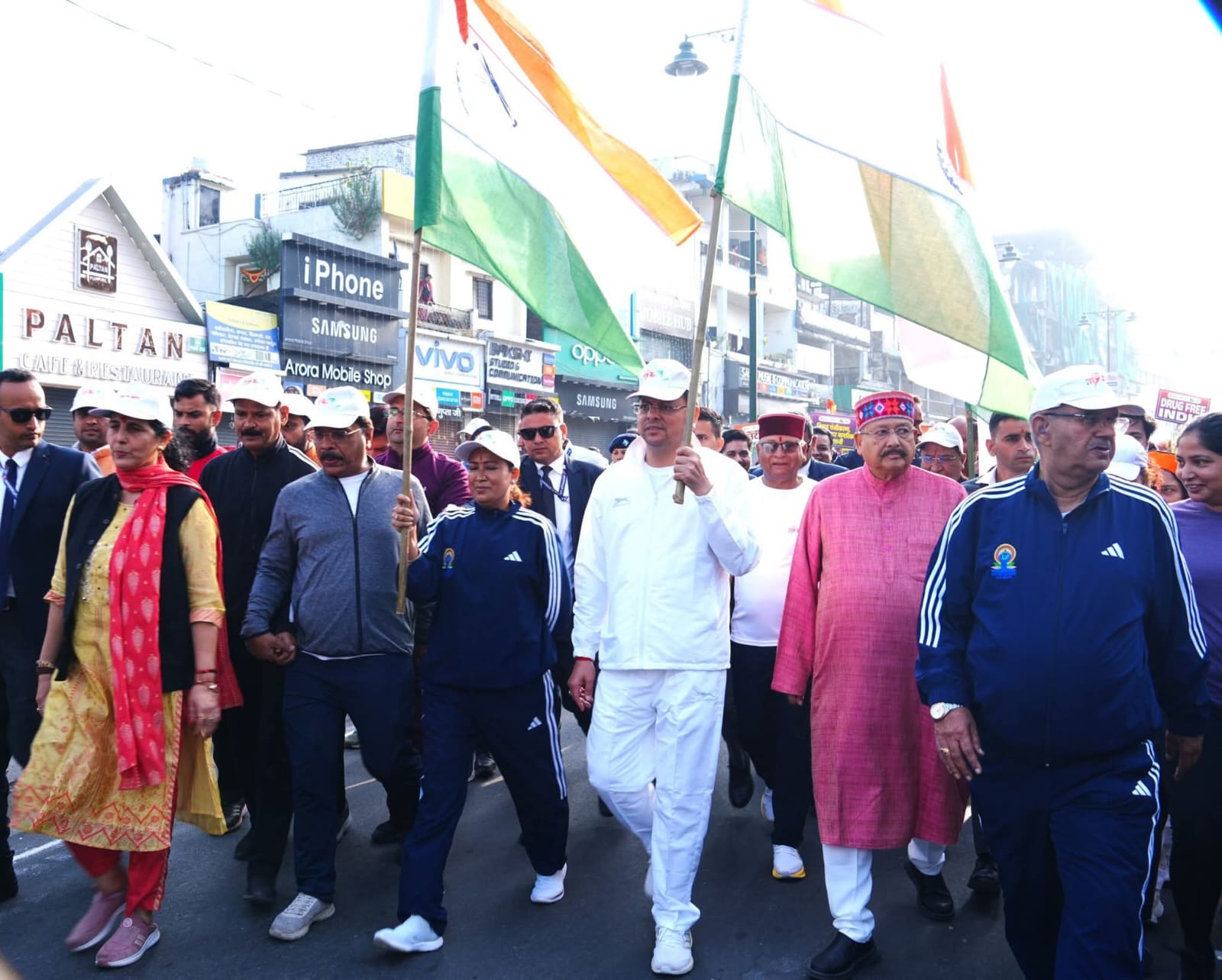 यूनिटी मार्च में सड़क पर उतरा दून, हजारों लोगों ने ली नशा मुक्ति व एकता की शपथ।