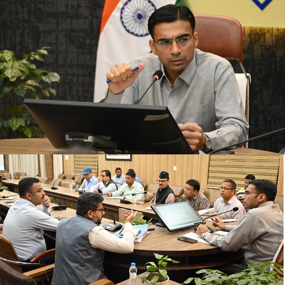 डीएम सविन बंसल ने FRI परिसर में, प्रधानमंत्री मोदी के प्रस्तावित आगमन की तैयारियों के संबंध में, समीक्षा बैठक की।