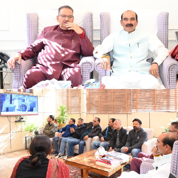 केंद्रीय राज्य मंत्री अजय टम्टा और, कैबिनेट मंत्री गणेश जोशी ने पार्टी कार्यकर्ताओं के साथ, मन की बात के 128वें संस्करण को सुना। 