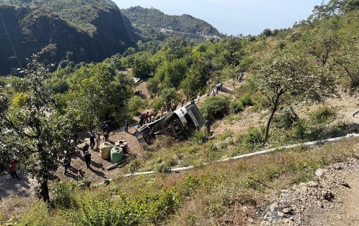 टिहरी, कुंजापुरी मार्ग पर यात्रियों से भरी बस खाई में गिरी, 5 की मौके पर ही मौत कई यात्री गंभीर रूप से घायल।