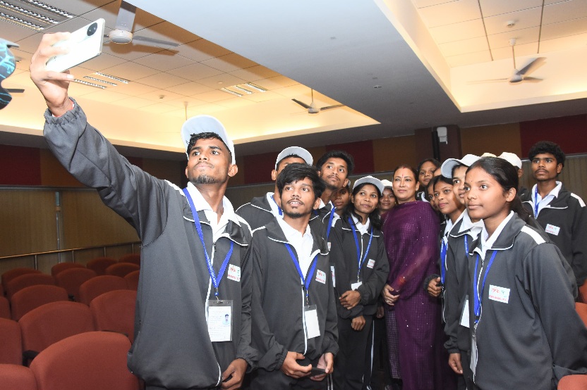 आदिवासी समाज को मुख्य धारा में लाना हम सब की जिम्मेदारी, रेखा आर्या।