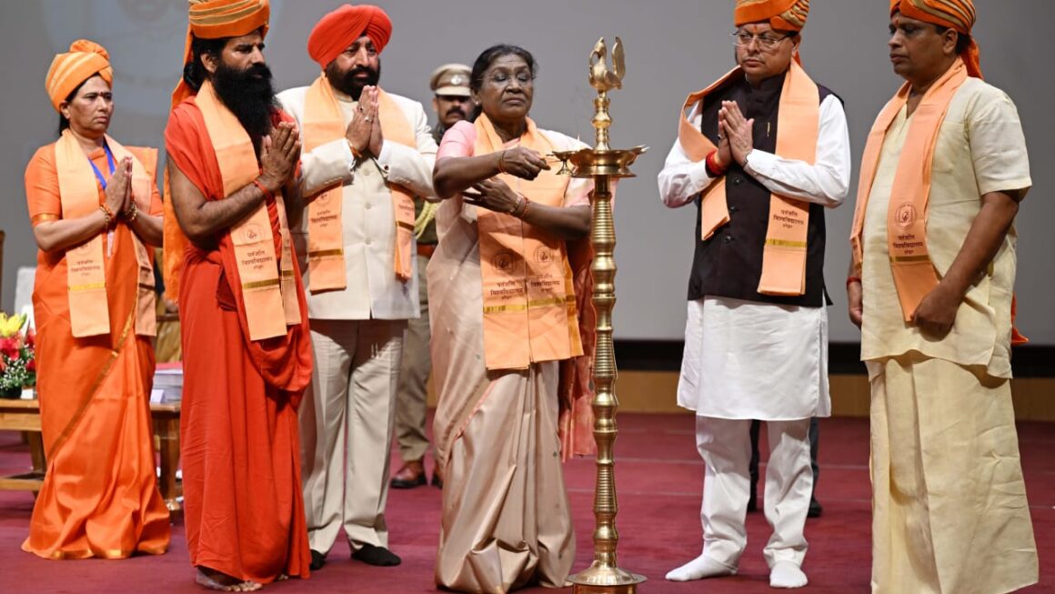 राष्ट्रपति श्रीमती द्रौपदी मुर्मु ने पतंजलि विश्वविद्यालय हरिद्वार के, द्वितीय दीक्षांत समारोह में स्वर्ण पदक प्राप्त विद्यार्थियों को किया सम्मानित।   