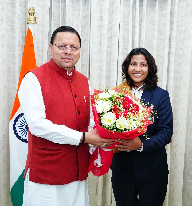 महिला विश्व कप विजेता क्रिकेटर स्नेह राणा ने की, मुख्यमंत्री पुष्कर सिंह धामी से शिष्टाचार भेंट।