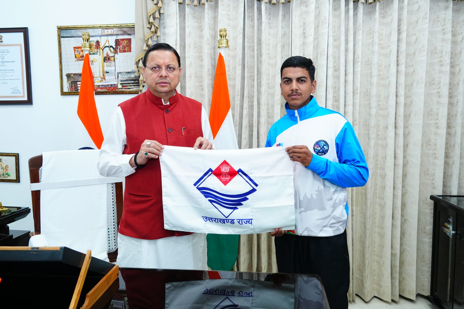 मुख्यमंत्री पुष्कर सिंह धामी से, माउंट एवरेस्ट फतह करने वाले 16 वर्षीय बालक, सचिन कुमार ने की शिष्टाचार भेंट।