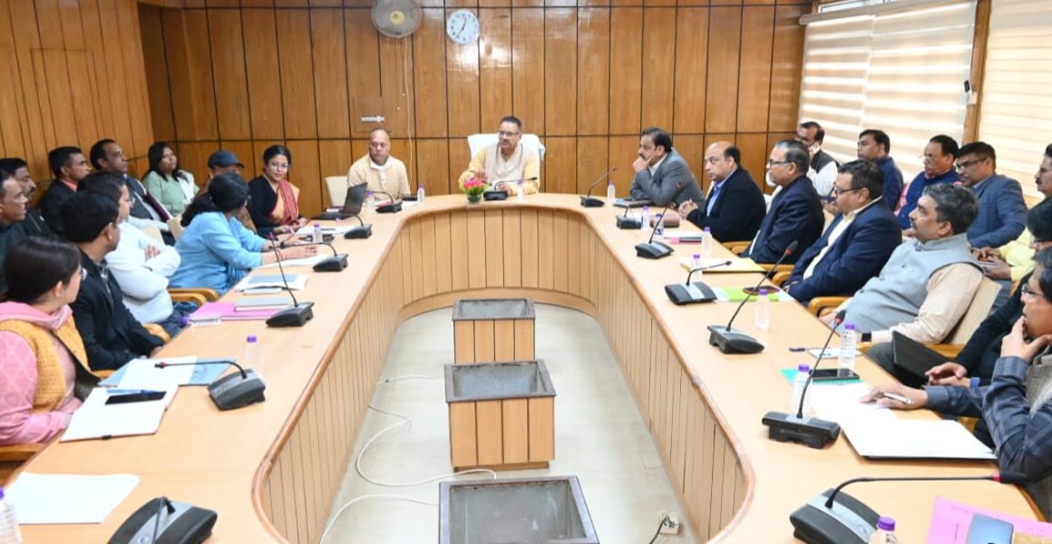 कैबिनेट मंत्री गणेश जोशी ने, विभिन्न विभागों के अधिकारियों के साथ बैठक कर, लम्बित पड़े कार्यों को शीघ्र पूर्ण करने के दिए निर्देश। 