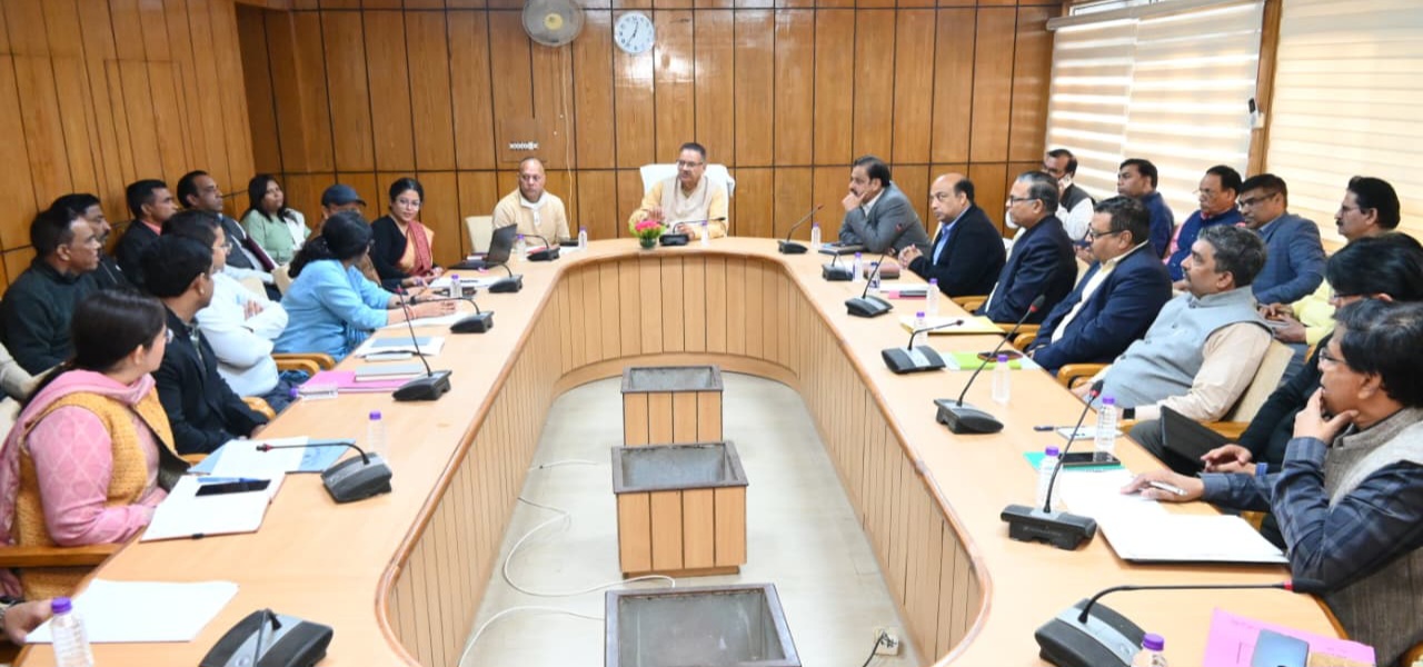 कैबिनेट मंत्री गणेश जोशी ने, विभिन्न विभागों के अधिकारियों के साथ बैठक कर, लम्बित पड़े कार्यों को शीघ्र पूर्ण करने के दिए निर्देश। 