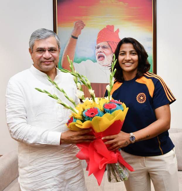 उत्तराखंड की क्रिकेटर स्नेह राणा ने टीम के साथ, केंद्रीय मंत्री अश्विनी वैष्णव से की मुलाकात।