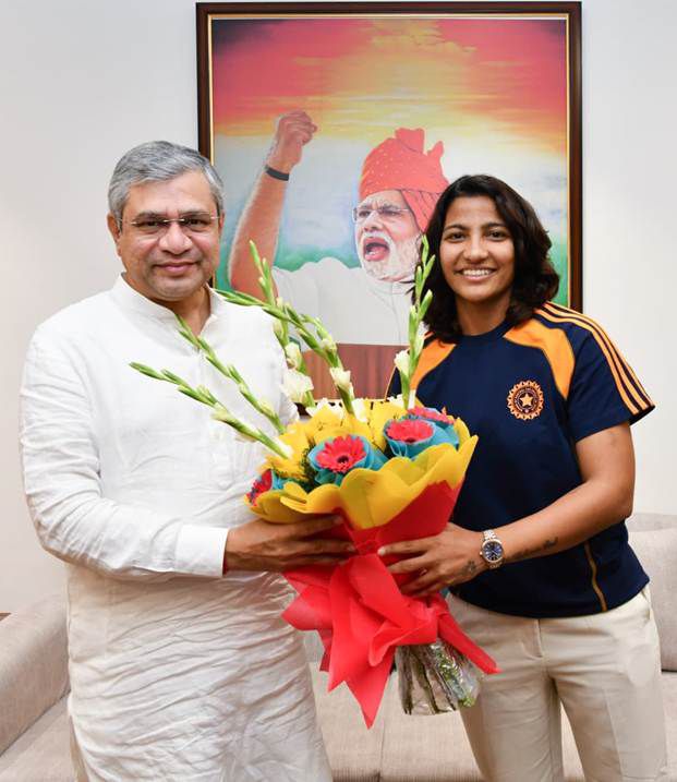 उत्तराखंड की क्रिकेटर स्नेह राणा ने टीम के साथ, केंद्रीय मंत्री अश्विनी वैष्णव से की मुलाकात।