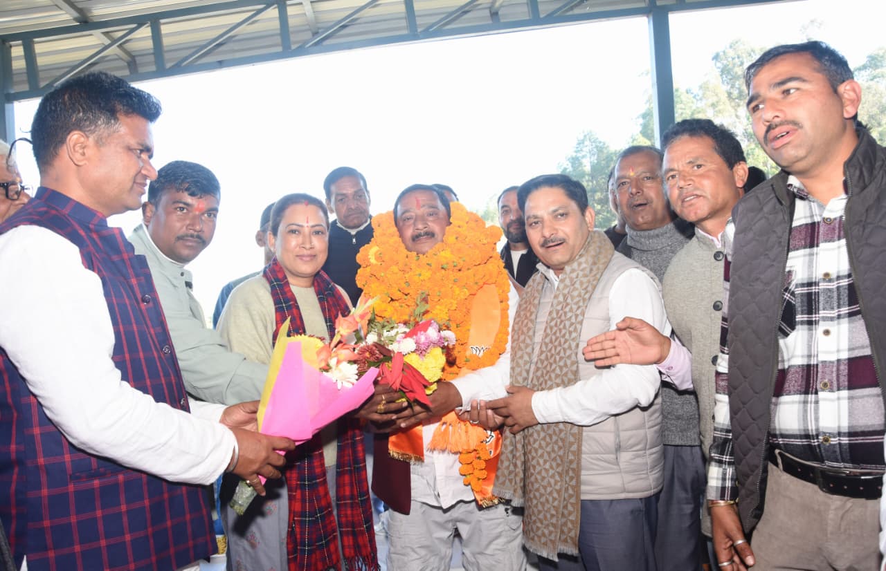 हरीश रौतेला ने समर्थकों संग थामा भाजपा का दामन, कैबिनेट मंत्री रेखा आर्या।