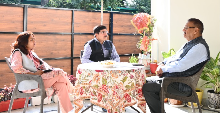 ग्राम्य विकास मंत्री गणेश जोशी ने, NRLM की प्रगति और आगामी राष्ट्रीय कार्यक्रमों की, तैयारियों की समीक्षा की। 