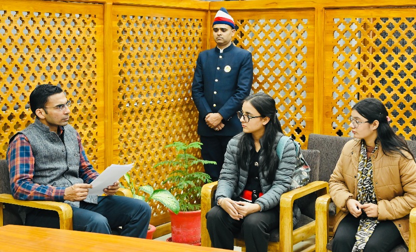 पिता की मृत्यु उपरान्त पढाई पर आया संकट, चित्रा व हेतल ने डीएम बंसल को सुनाई अपनी व्यथा, डीएम ने बी-कॉम आनर्स में आज ही दाखिला दिलाया।